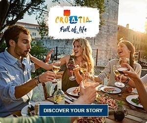 Menschen genießen eine Mahlzeit und Getränke in einem Restaurant im Freien mit dem Tourismus-Logo von Kroatien
